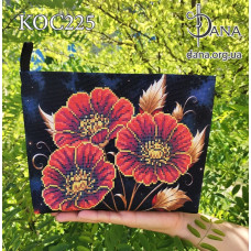 Червоні квіти. Текстильна косметичка під бісер (Код:КОС225)